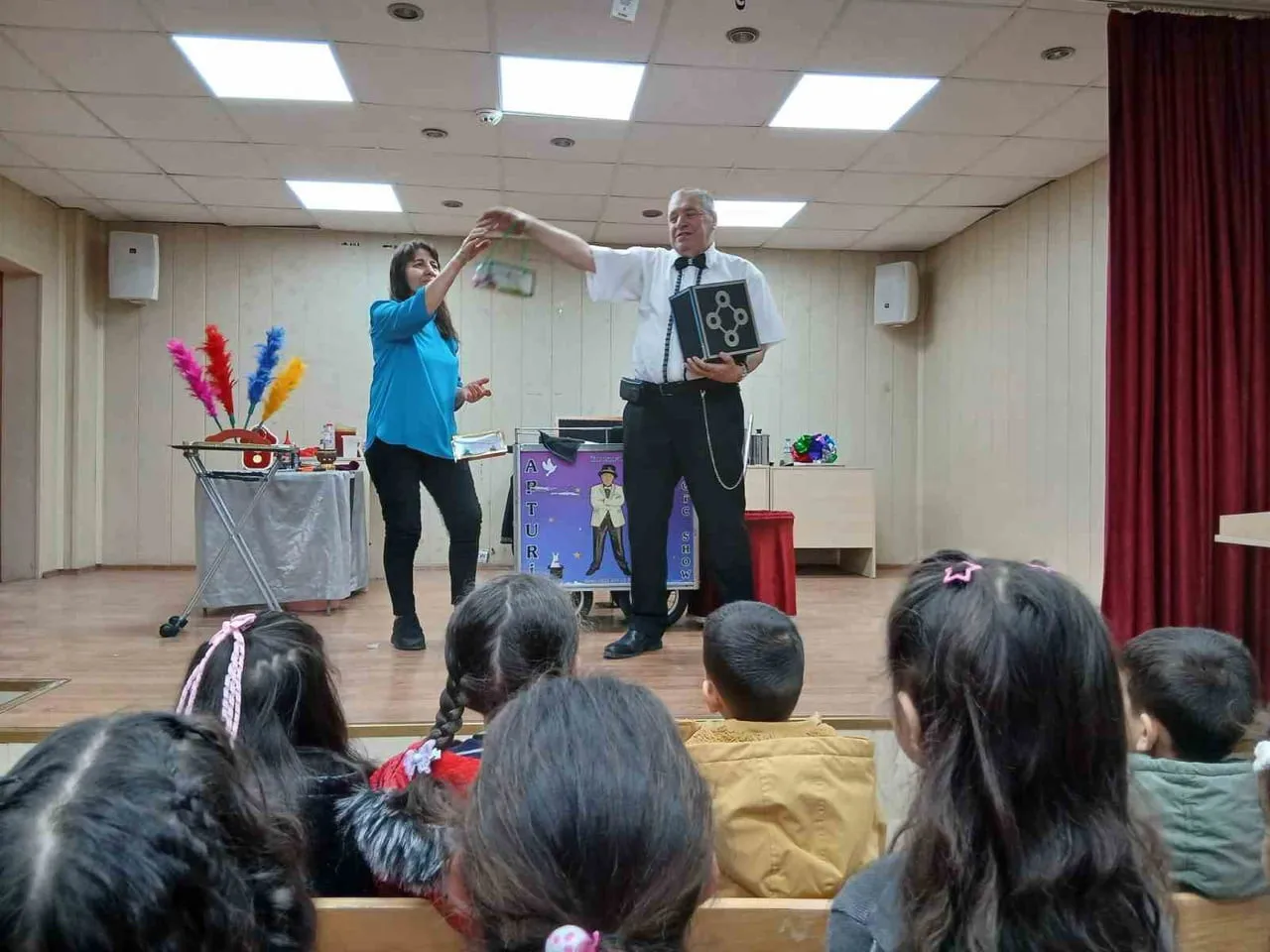 ARDAHAN’IN POSOF İLÇESİNDE İLKÖĞRETİM OKULUNDA YAPILAN SİHİRBAZ GÖSTERİSİ ÖĞRENCİLERE HEYECANLI...