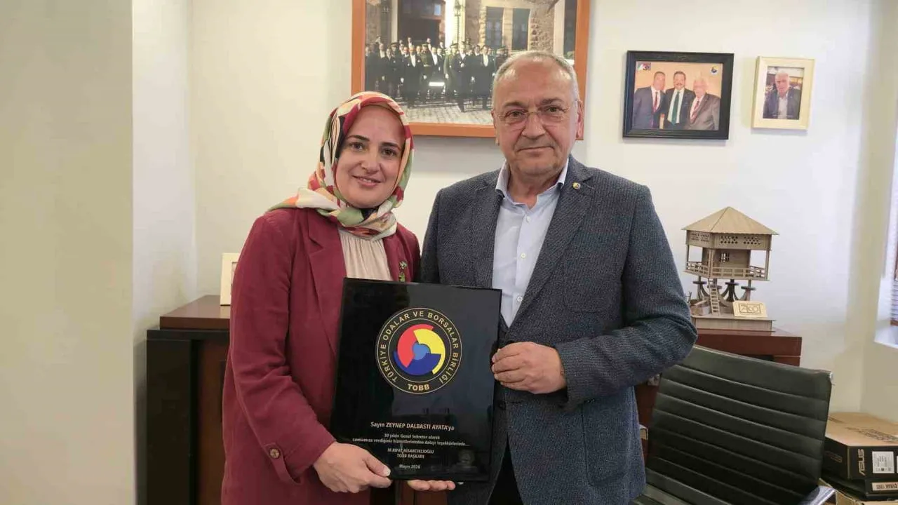 ARDEŞEN TSO GENEL SEKRETERİ ZEYNEP DALBASTI AYATA, 30 YILLIK HİZMETİNİN ARDINDAN ÖDÜLÜNÜ...