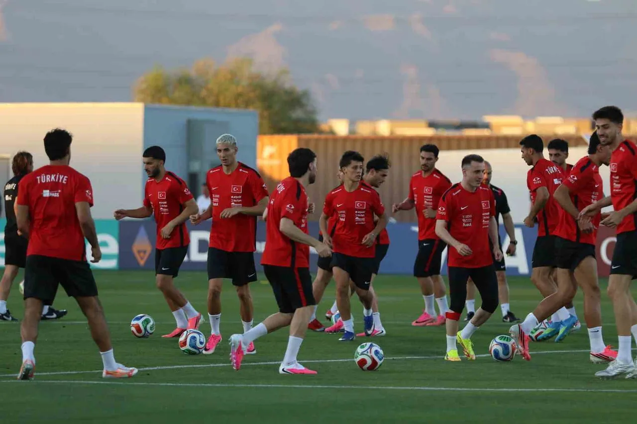 ARİZONA'DA BULUNAN ATHLETİC GROUNDS'TA TEKNİK DİREKTÖR VİNCENZO MONTELLA YÖNETİMİNDE İLK 15...