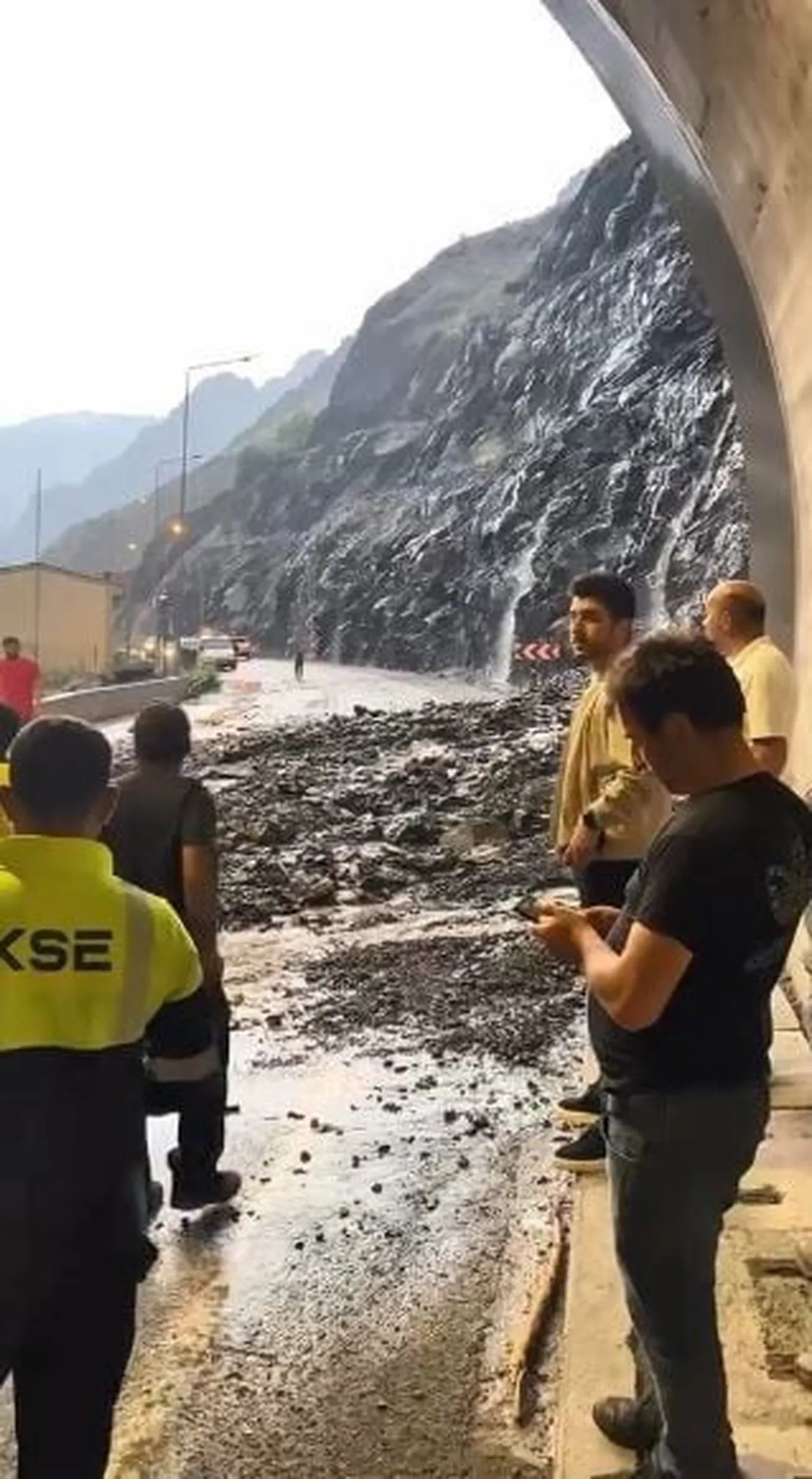 ARTVİN-ERZURUM KARA YOLUNDA ETKİLİ OLAN SAĞANAK YAĞIŞ SONRASI MEYDANA GELEN HEYELANDAN, ARACININ...