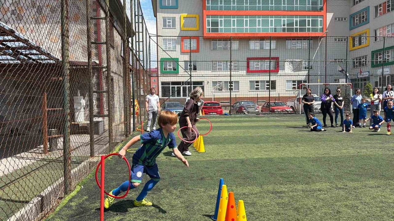 ARTVİN’İN HOPA İLÇESİNDE ANNELER, ÇOCUKLARIYLA BİRLİKTE YEŞİL SAHAYA İNEREK PARKUR YARIŞLARINDA...