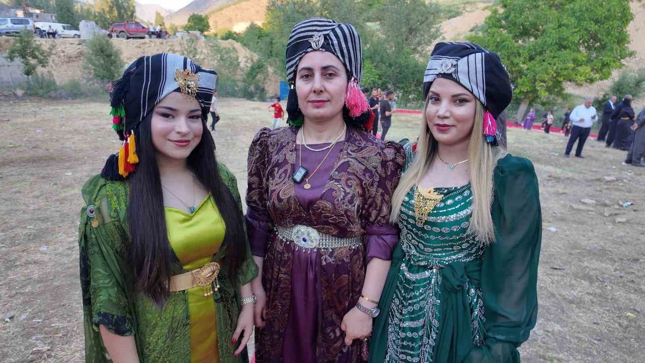 AŞİRETLERİN GELENEĞİ OLAN PUŞİLER DÜĞÜNLERE RENK KATIYOR.