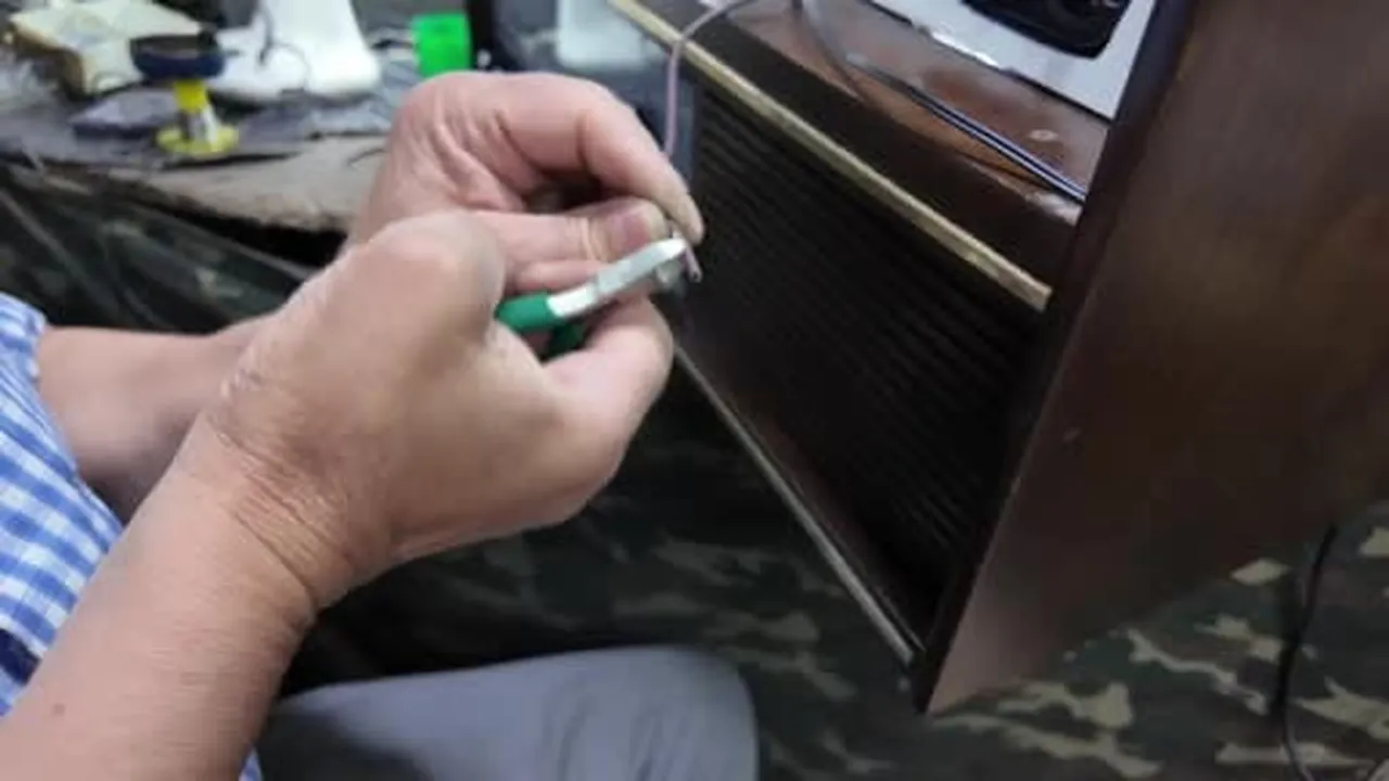 Asırlık elektronik cihazları tamir ediyor