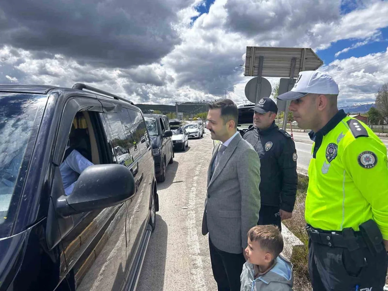 AŞKALE İLÇE KAYMAKAMI EMRE OĞUZTÜRK, ERZİNCAN-ERZURUM VE BAYBURT-ERZURUM KARAYOLLARI ÜZERİNDEKİ...