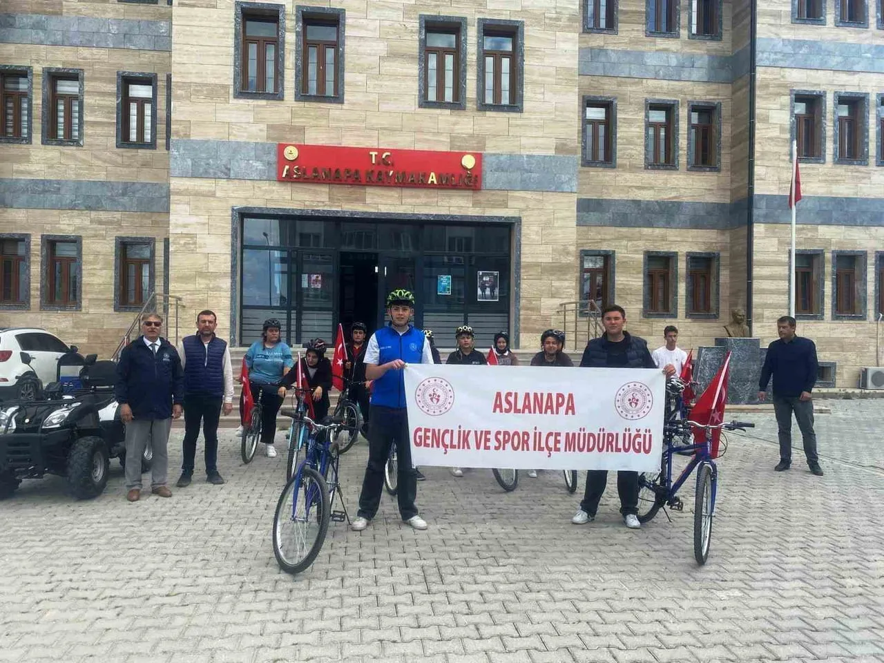 ASLANAPA’DA BİSİKLET TURU DÜZENLENDİ