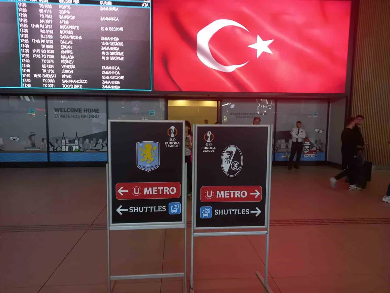 ASTON VİLLA VE FREİBURG TABELA GÖRÜNTÜLERİ