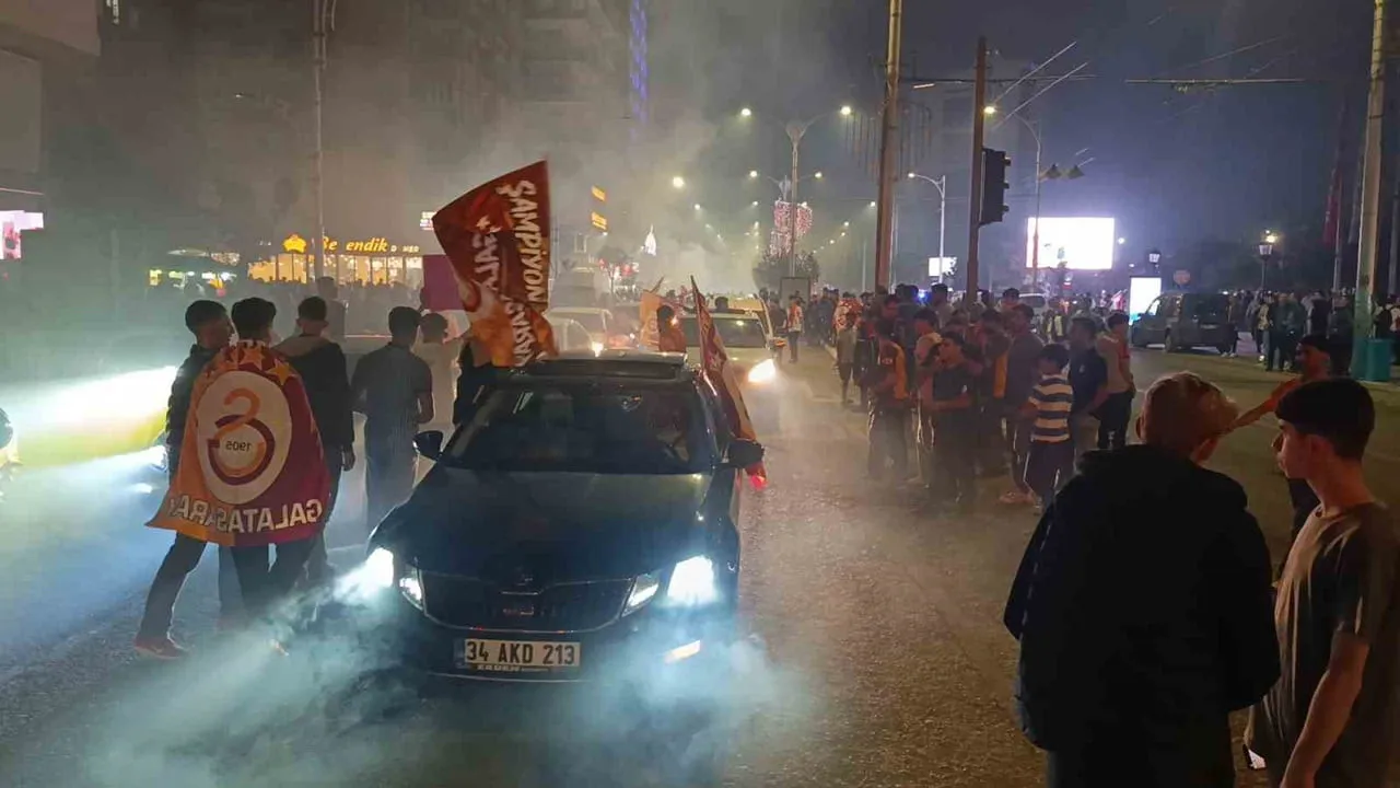 ATATÜRK BULVARI, RABİA MEYDANI'NDA BULUŞAN BİNLERCE TARAFTAR, ELLERİNDE MEŞALELERLE KUTLAMA...