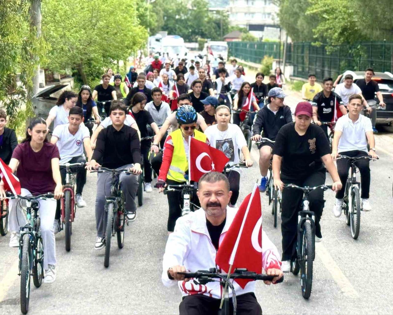 AYDIN'IN ÇİNE İLÇESİNDE DÜZENLENEN BİSİKLET TURUNDA PEDAL ÇEVİREN GENÇLER, SAĞLIKLI YAŞAMA DİKKAT...