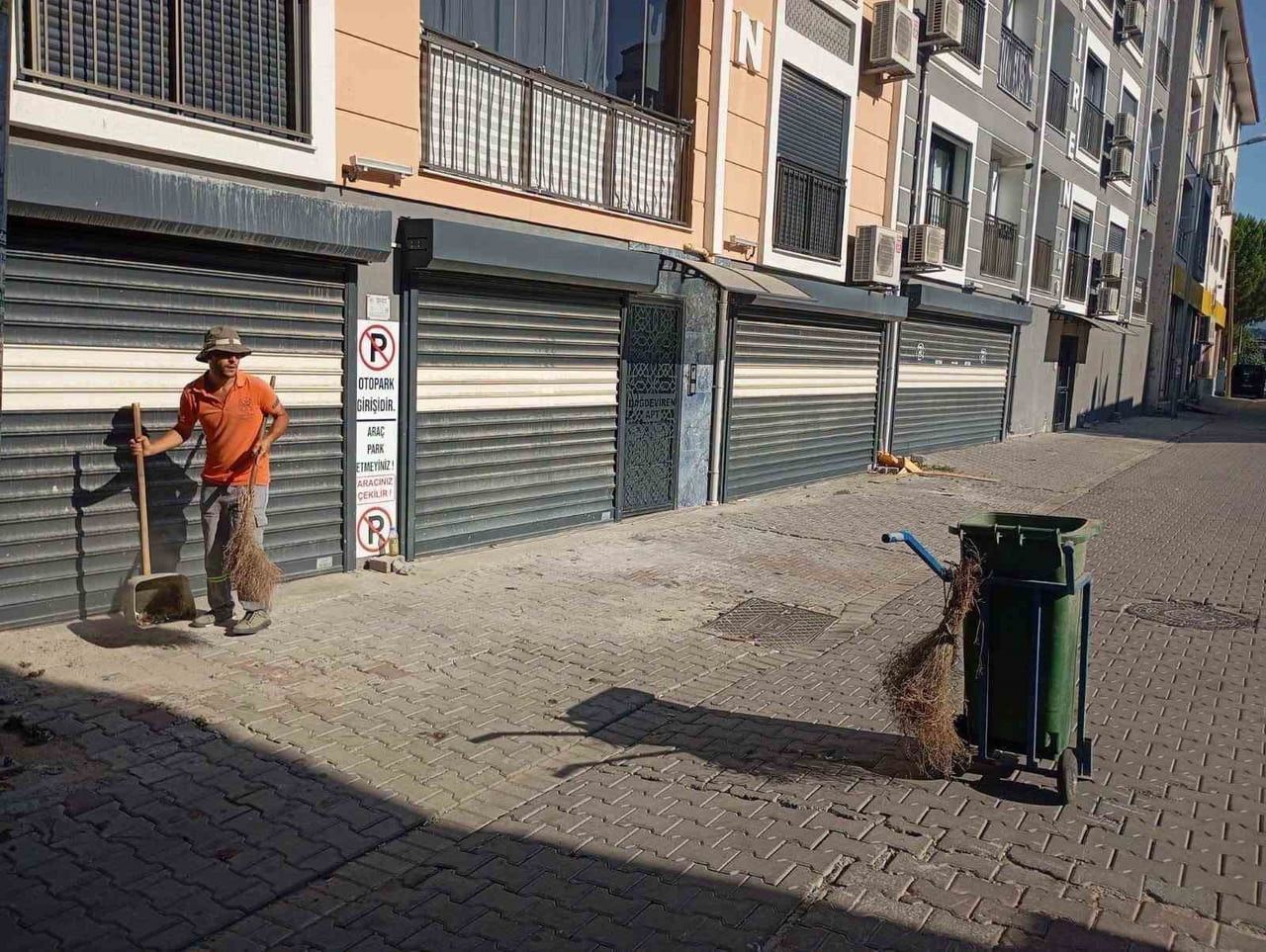 AYDIN'IN GERMENCİK İLÇESİNDE BELEDİYE EKİPLERİ, VATANDAŞLARIN DAHA TEMİZ VE SAĞLIKLI BİR ÇEVREDE...