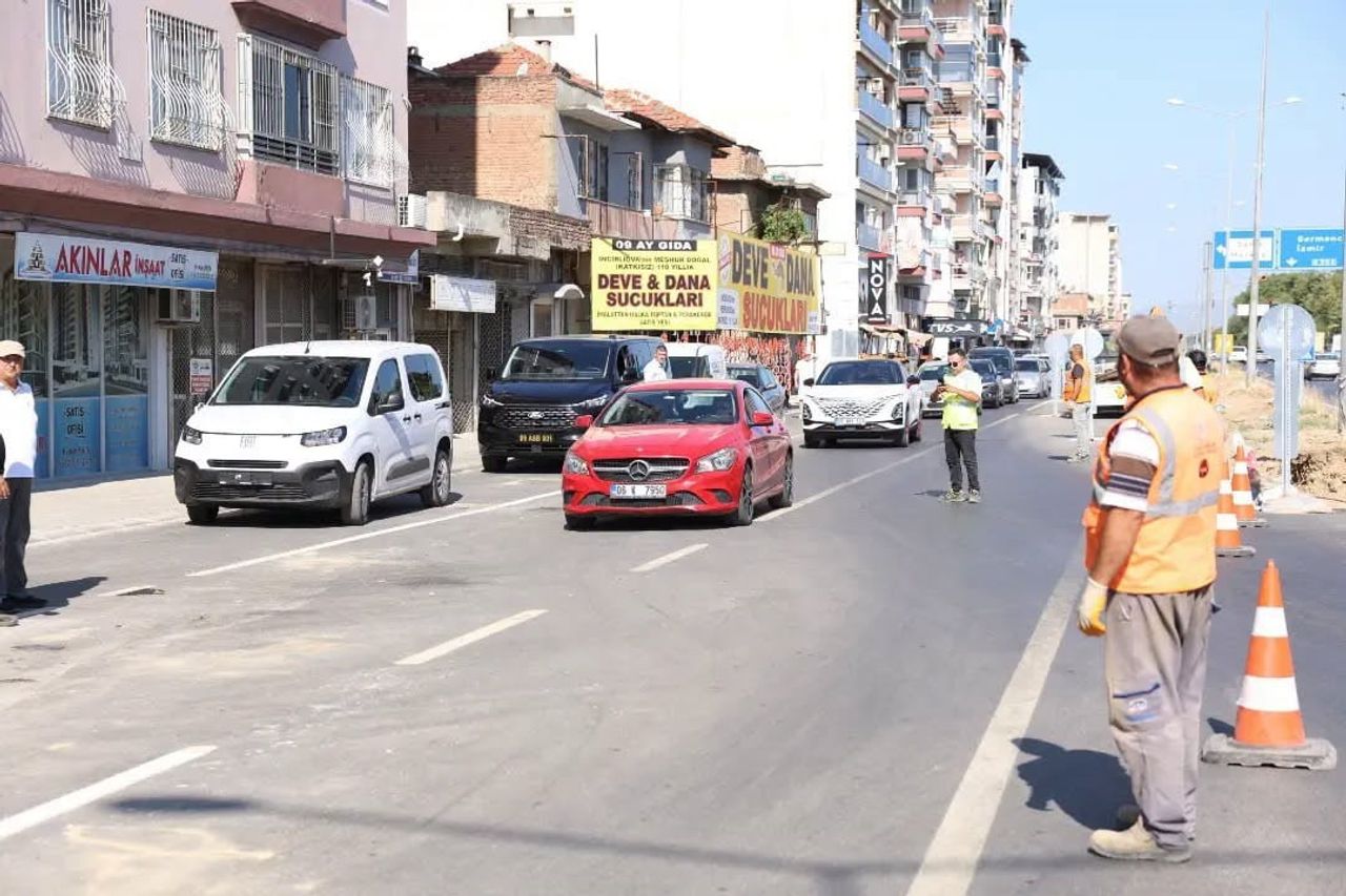 AYDIN'IN İNCİRLİOVA İLÇESİNDE ANA ULAŞIM AKSINDA YÜRÜTÜLEN SICAK ASFALT YENİLEME ÇALIŞMALARI...