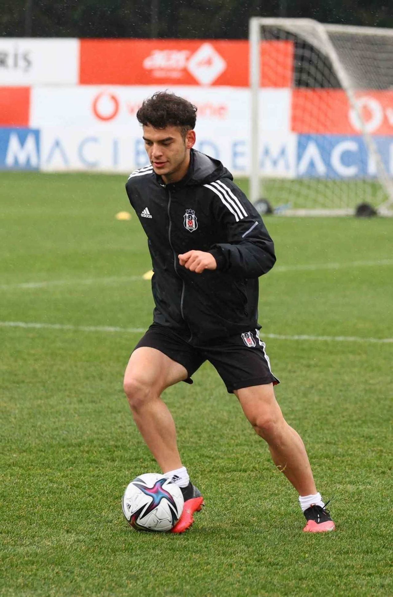 Aytuğ Batur Kömeç kimdir