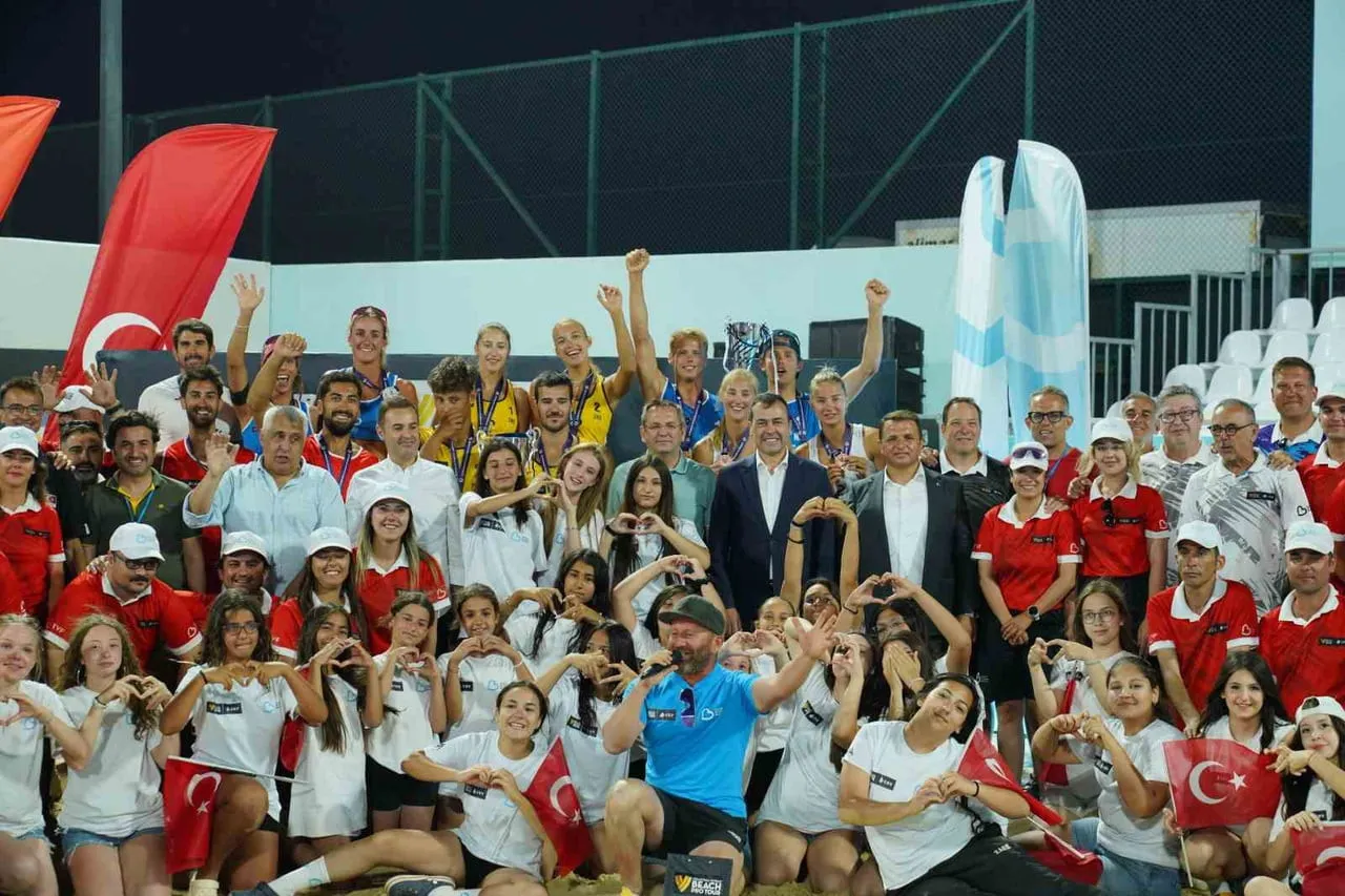 AYVALIK, DÜNYA PLAJ VOLEYBOLU HEYECANINA EV SAHİPLİĞİ YAPTI