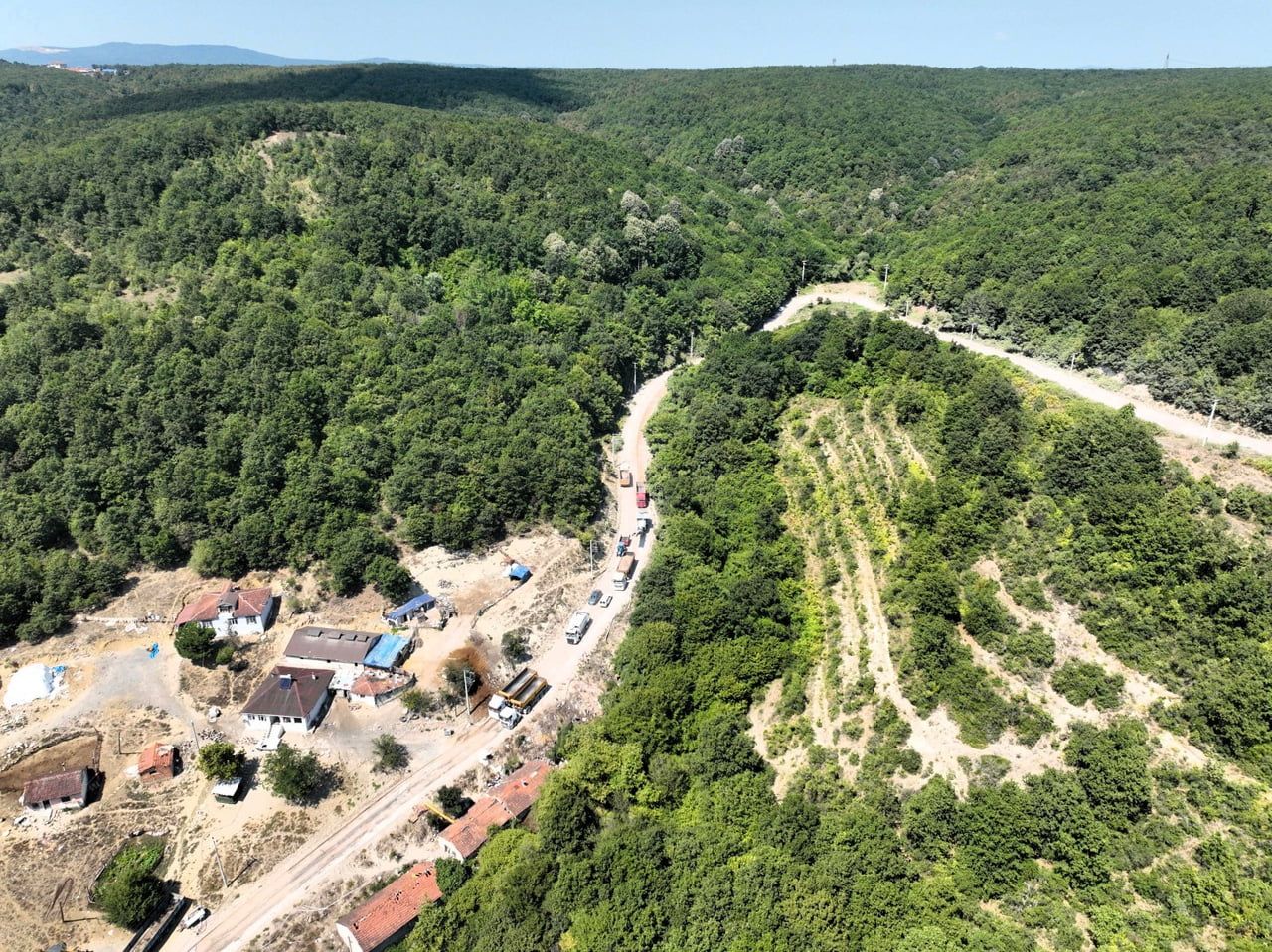KÖRFEZ’DE İLİMTEPE-ERİKLİ YOLUNDA BAŞLATILAN ÜSTYAPI YENİLEME ÇALIŞMASIYLA KÖRFEZ ASRİ...