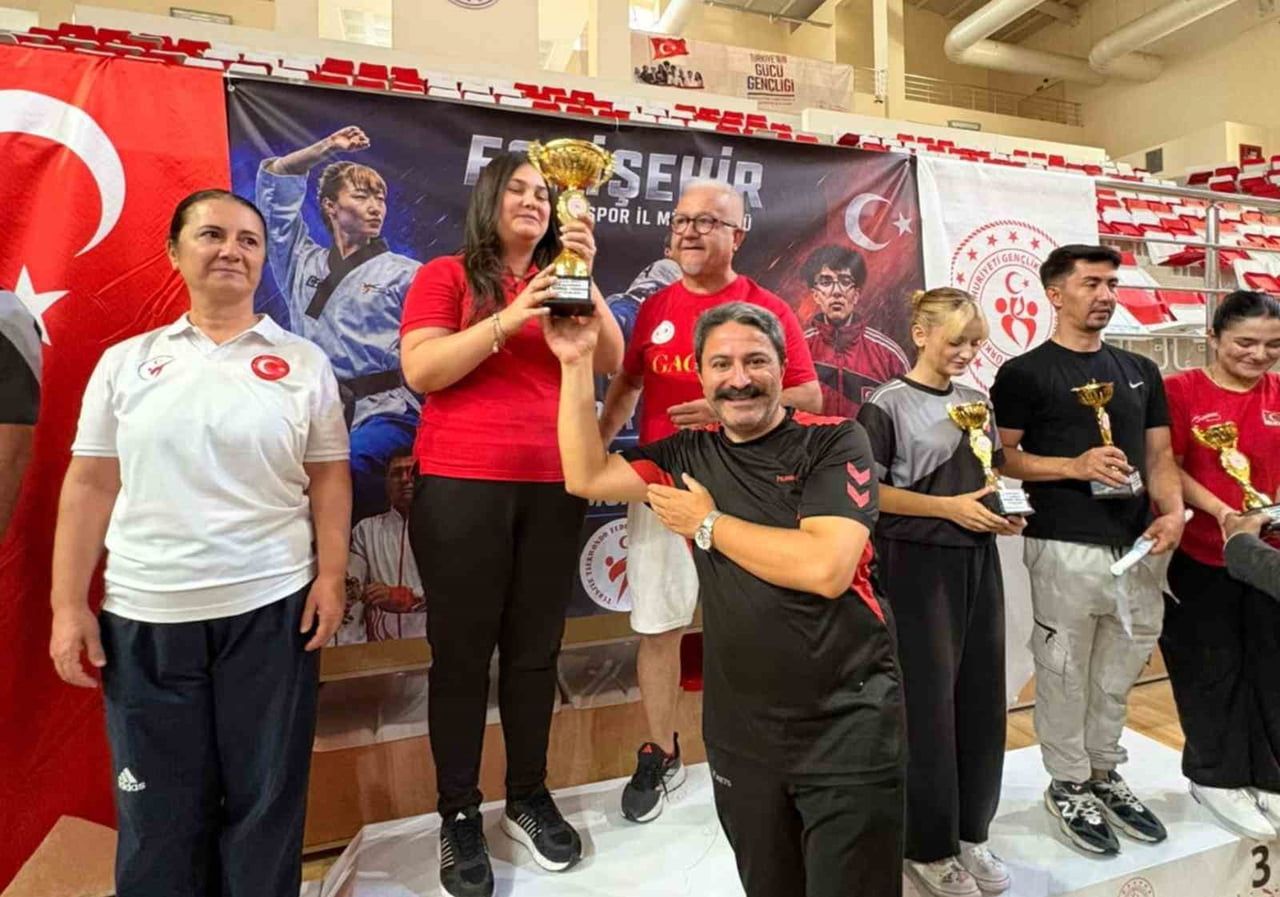 ESKİŞEHİR'DE DÜZENLENEN NADİR ÖZSOY 2. İLLER ARASI TAEKWONDO POOMSAE MÜSABAKASI HEYECANI...