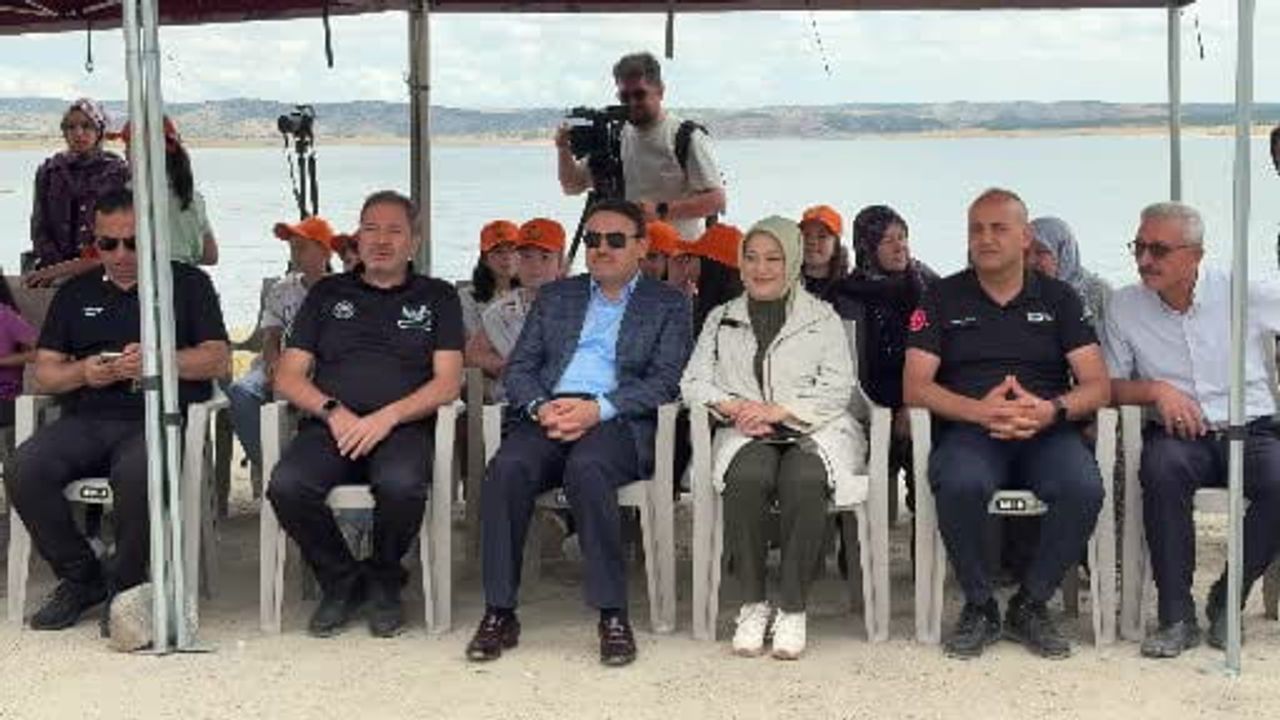 Kütahya'da Porsuk Barajı Göleti'ne 107 bin 500 balık yavrusu bırakıldı