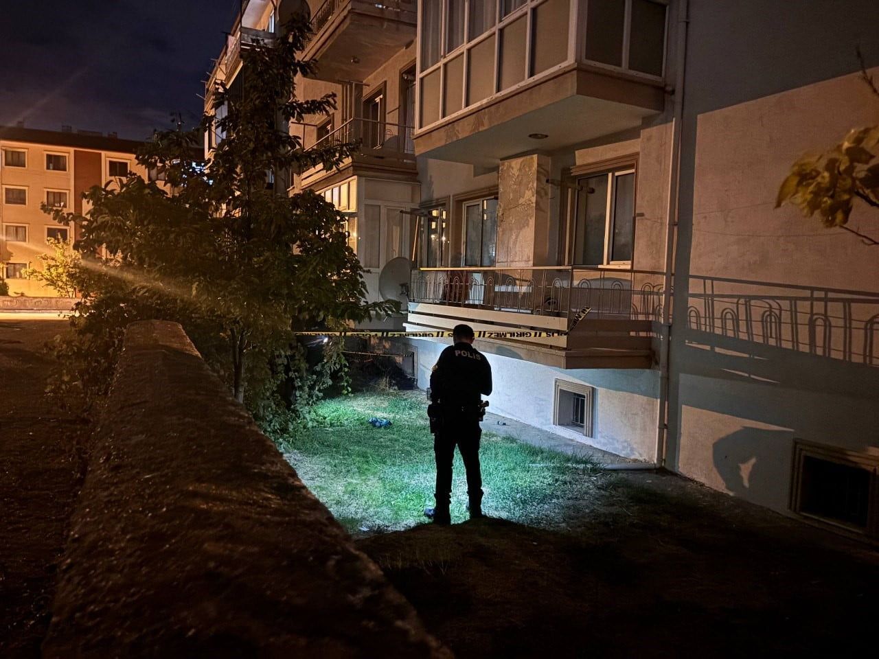 ERZİNCAN’DA APARTMANIN 4. KATINDAN DÜŞEN 77 YAŞINDAKİ KADIN, KALDIRILDIĞI HASTANEDE YAŞAMINI...