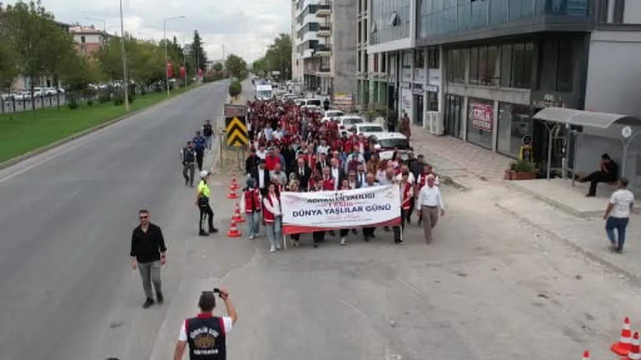 Adıyaman’da Dünya Yaşlılar Günü dolayısıyla kortej yürüyüşü