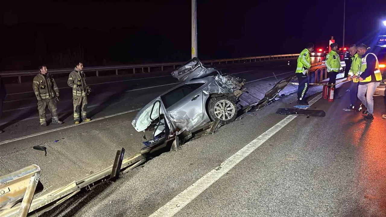 ÇANAKKALE’DE MEYDANA GELEN TRAFİK KAZASINDA OTOMOBİL PARAMPARÇA OLURKEN, İKİ GENÇ İSE HAYATINI...