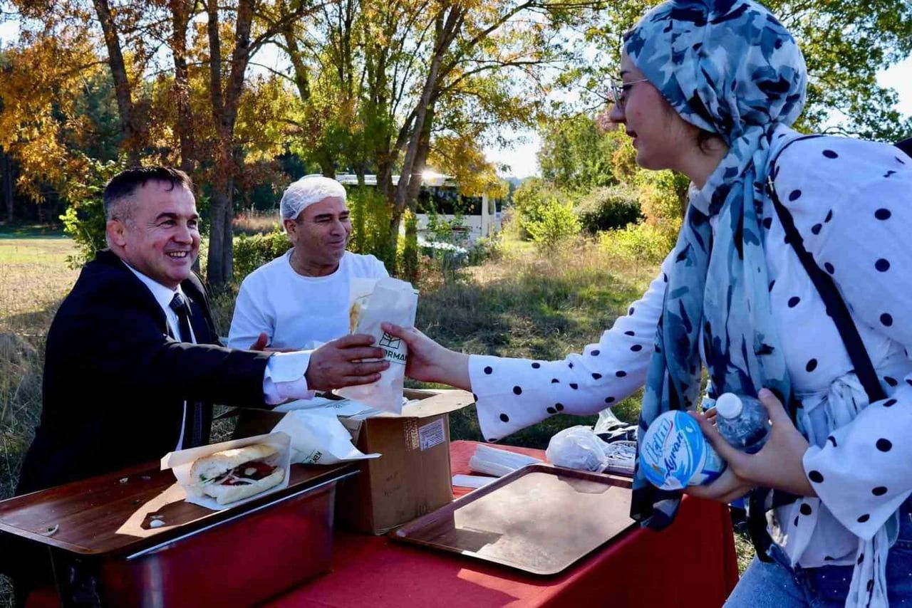 BİLECİK'TE GENÇLERE KÖFTE MOLASI