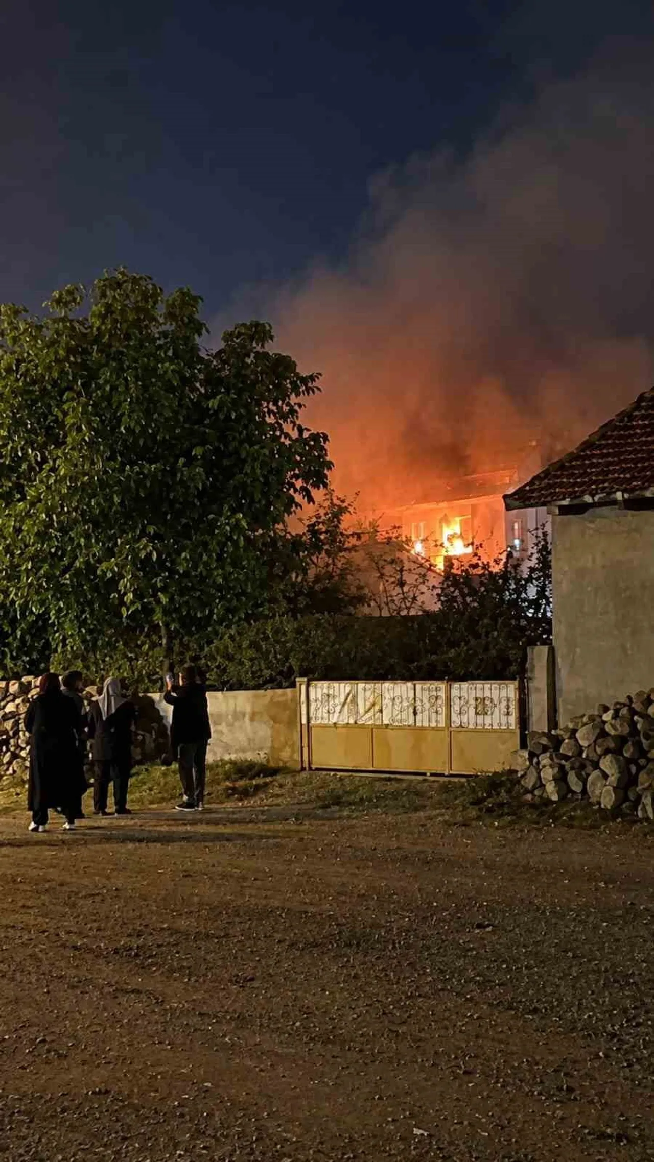 AFYONKARAHİSAR’IN ŞUHUT İLÇESİNDE AKŞAM SAATLERİNDE MÜSTAKİL BİR EVDE ÇIKAN YANGIN, MAHALLE...