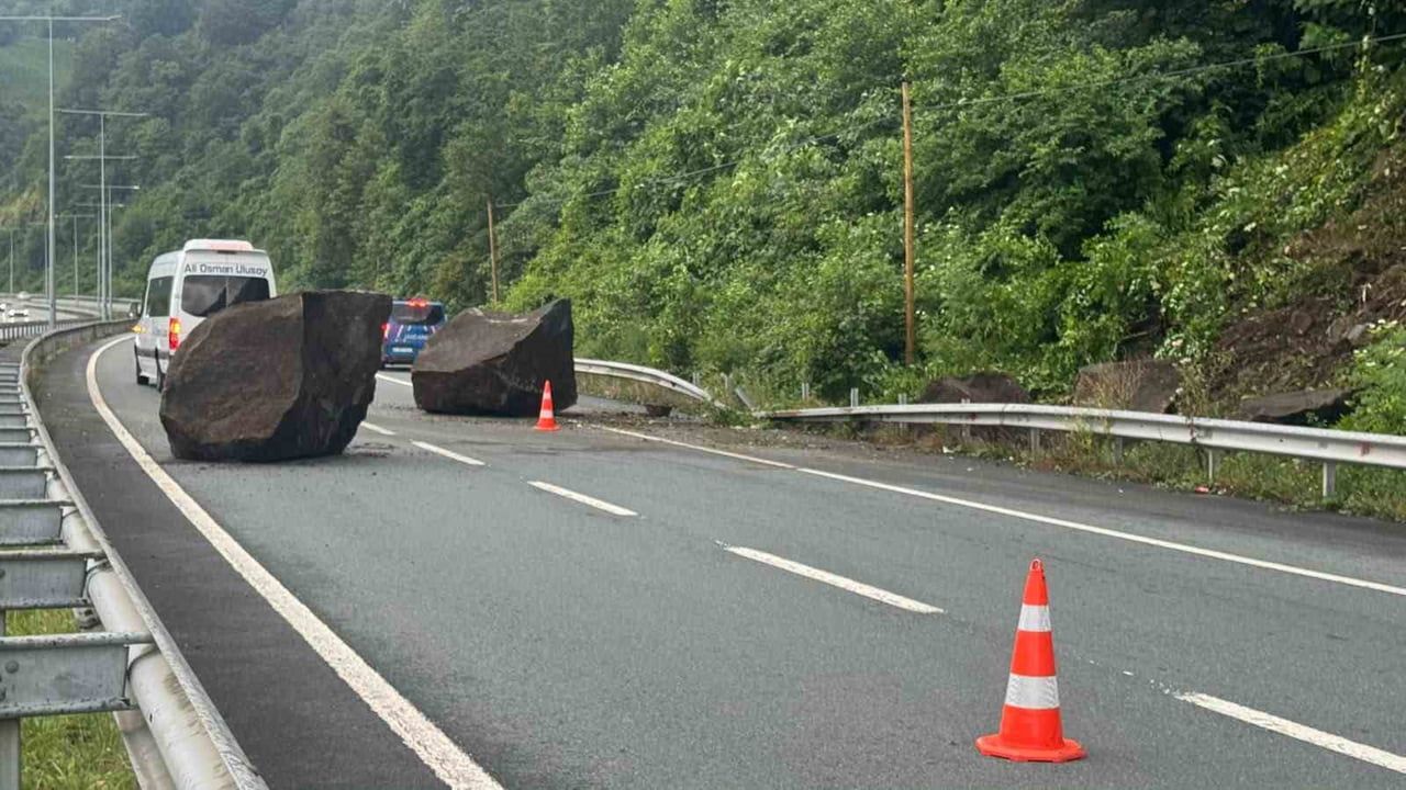 RİZE’DE YAMAÇTAN KOPAN DEV 2 KAYA YOLA DÜŞÜNCE SÜRÜCÜLER YOLLARINA KAYALARIN ARSINDAN KONTROLLÜ...
