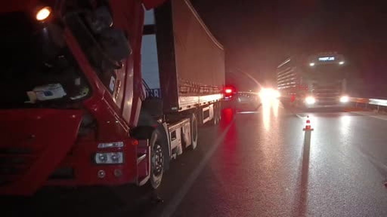 Tırın tamirine yardım eden şahsa otomobil çarptı