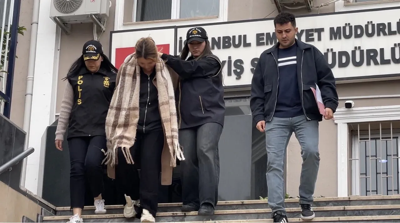 FİRARİ HÜKÜMLÜ, EMNİYETTEKİ İŞLEMLERİNİN ARDINDAN ADLİYEYE SEVK EDİLDİ.