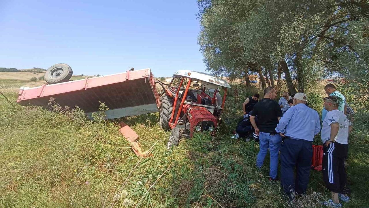 HAVZA İLÇESİNDE BUĞDAY YÜKLÜ TRAKTÖRÜN DEVRİLDİĞİ KAZADA SÜRÜCÜ YARALANDI.