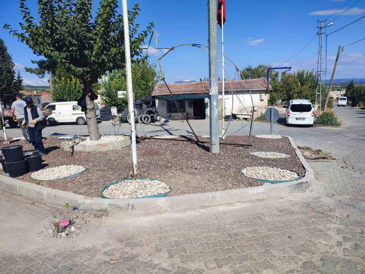 ŞEHZADELER BELEDİYESİ EKİPLERİ, KARAYENİCE MAHALLESİ’NDE GERÇEKLEŞTİRDİĞİ MEYDAN DÜZENLEMESİYLE...
