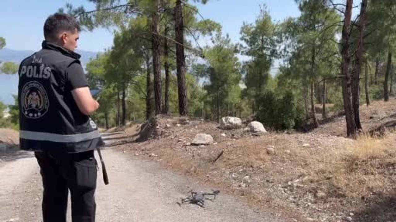 Burdur'da ormanlar yangınlara karşı polis tarafından dronla denetleniyor