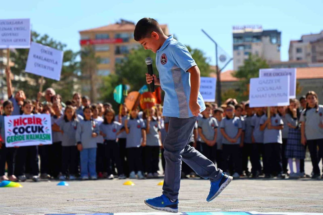 ELAZIĞ’DA 81 İLLE EŞ ZAMANLI DÜZENLENEN ETKİNLİKTE BİR ARAYA GELEN YÜZLERCE ÖĞRENCİ, VALİ NUMAN...