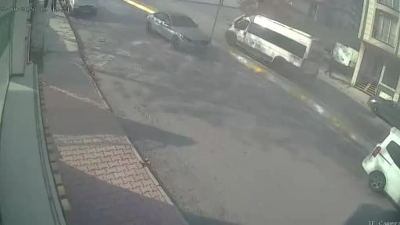 Esenyurt’ta bir cadde kazaları ile sürücülerin korkulu rüyası oldu: O anlar kamerada