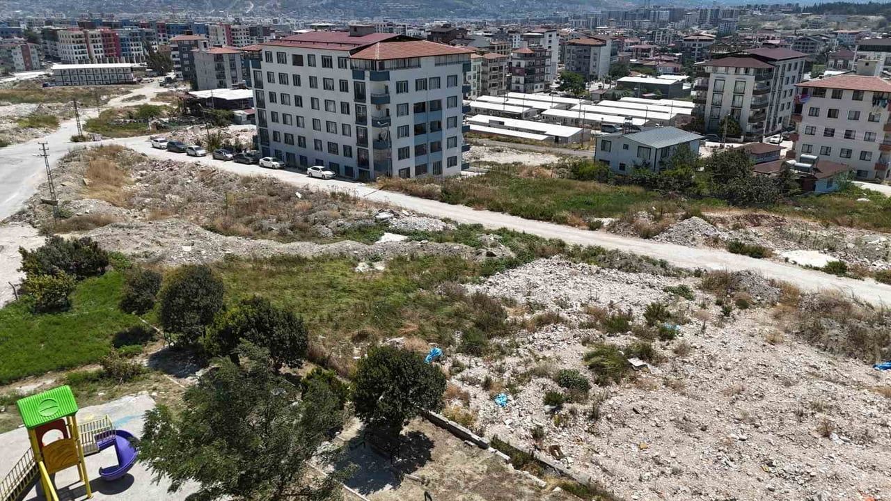 DEFALARCA BELEDİYEYE BAŞVURDUKLARINI BELİRTEN VATANDAŞLAR, ÇEVREDE OLUŞAN GÖRÜNTÜ KİRLİLİĞİ VE...