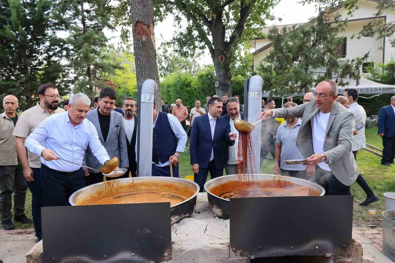 TARIM ŞEHRİ KONYA’DA ŞİMDİ PEKMEZ ZAMANI. BAĞLARI İLE MEŞHUR MERAM’DA GELENEKSEL BAĞBOZUMU...