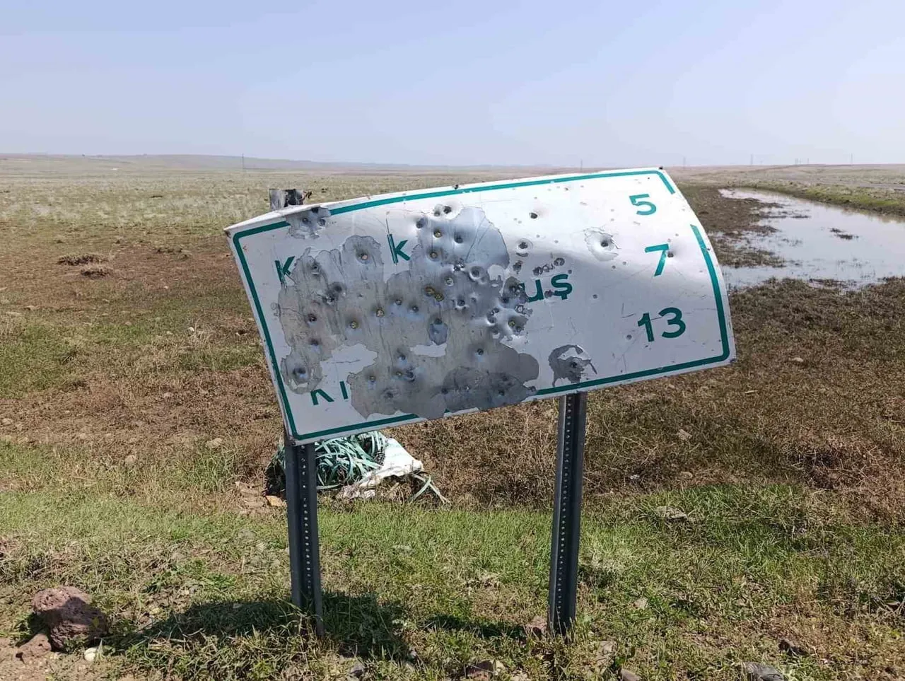ARPAÇAY’DA YOL TABELALARINI HEDEF TAHTASINA ÇEVİRDİLER(KARS-İHA)