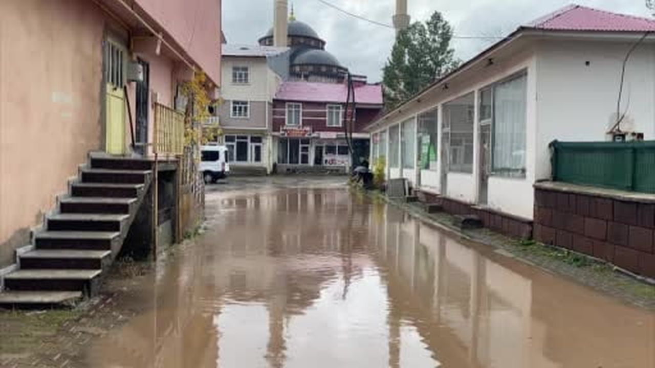 Bingöl’de yağış sonrası Karlıova sokakları göle döndü