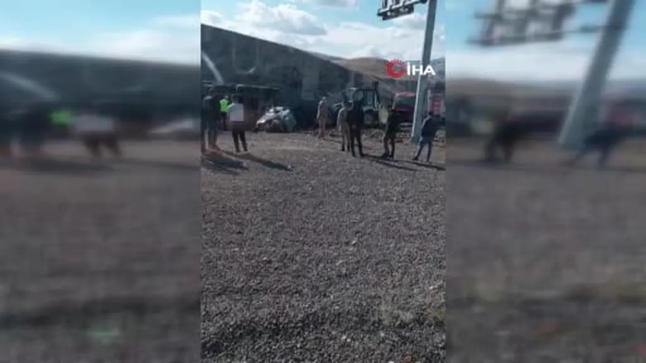Tır ve otomobilin çarpıştığı feci kazada 4 kişi öldü