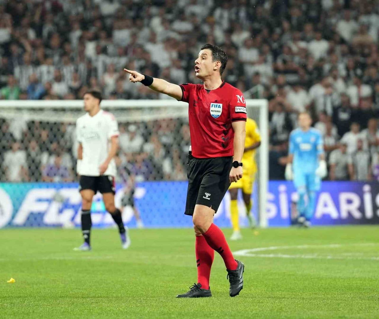 FIFA KOKARTLI HAKEM HALİL UMUT MELER, KARİYERİNDE 4. KEZ FENERBAHÇE - BEŞİKTAŞ DERBİSİNDE DÜDÜK...