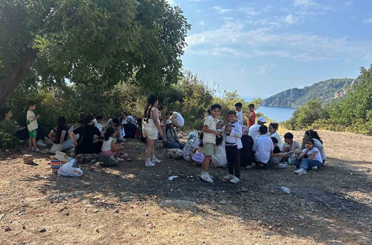 MUĞLA’NIN FETHİYE İLÇESİNDE KARADA TESPİT EDİLEN 20’Sİ ÇOCUK TOPLAM 39 DÜZENSİZ GÖÇMEN JANDARMA VE...