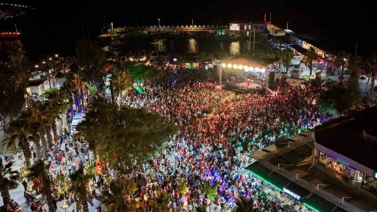 BODRUM'DA BİNLERCE KİŞİ BAYRAMI KUTLADI
