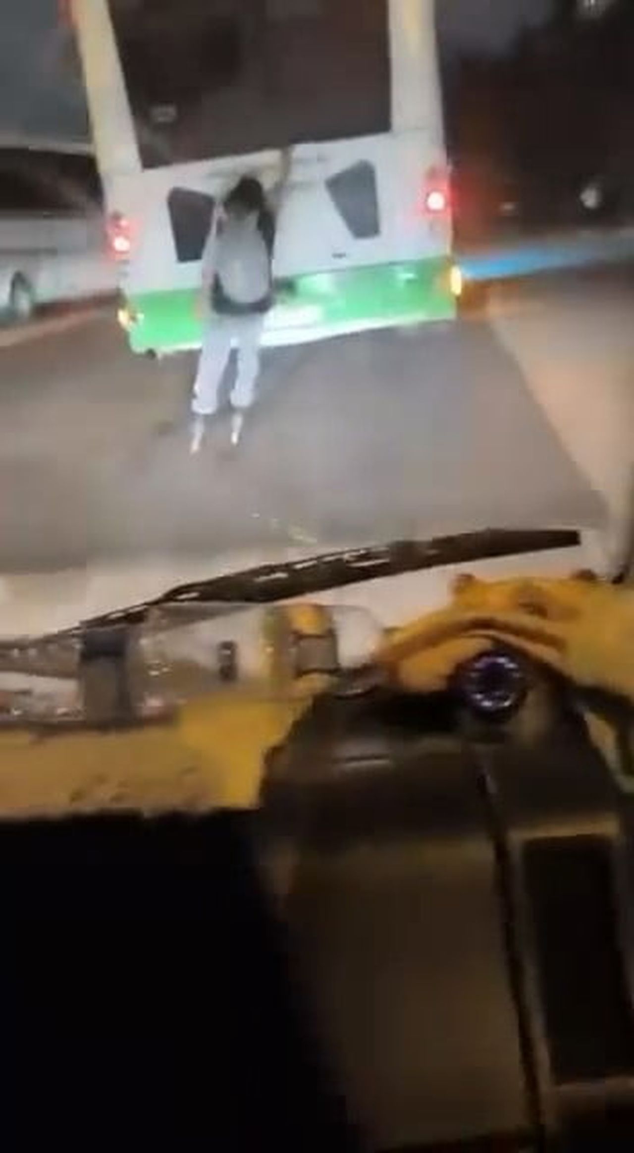 BURSA’DA PATENLİ BİR GENCİN ÖZEL HALK OTOBÜSÜNÜN ARKASINA TUTUNARAK TEHLİKELİ SEYAHAT ETMESİ...