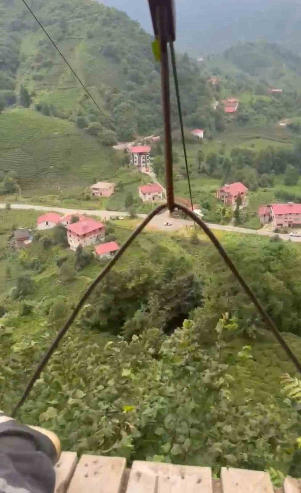 RİZE'NİN ÇAYELİ İLÇESİNDE BİR ÇAY ÜRETİCİSİ, SARP ARAZİDEKİ BAHÇESİNE ULAŞMAK İÇİN BİNDİĞİ İLKEL...