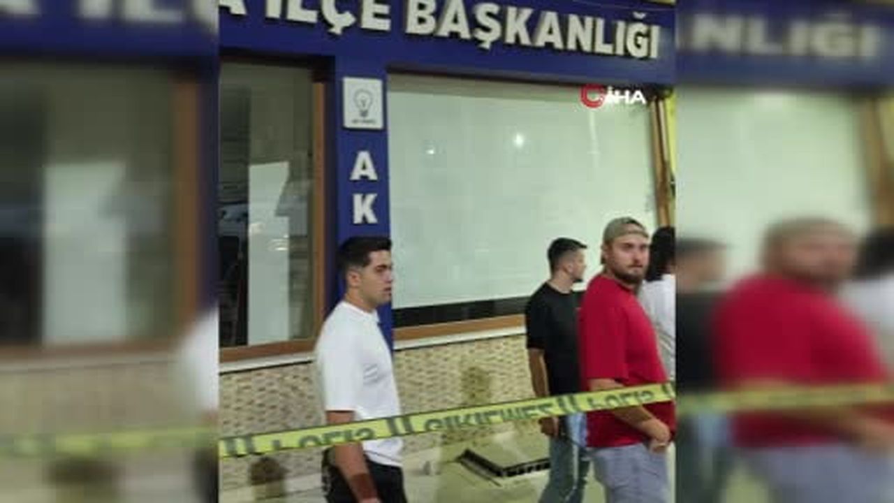 Freni boşalan otomobil AK Parti ilçe binasına daldı