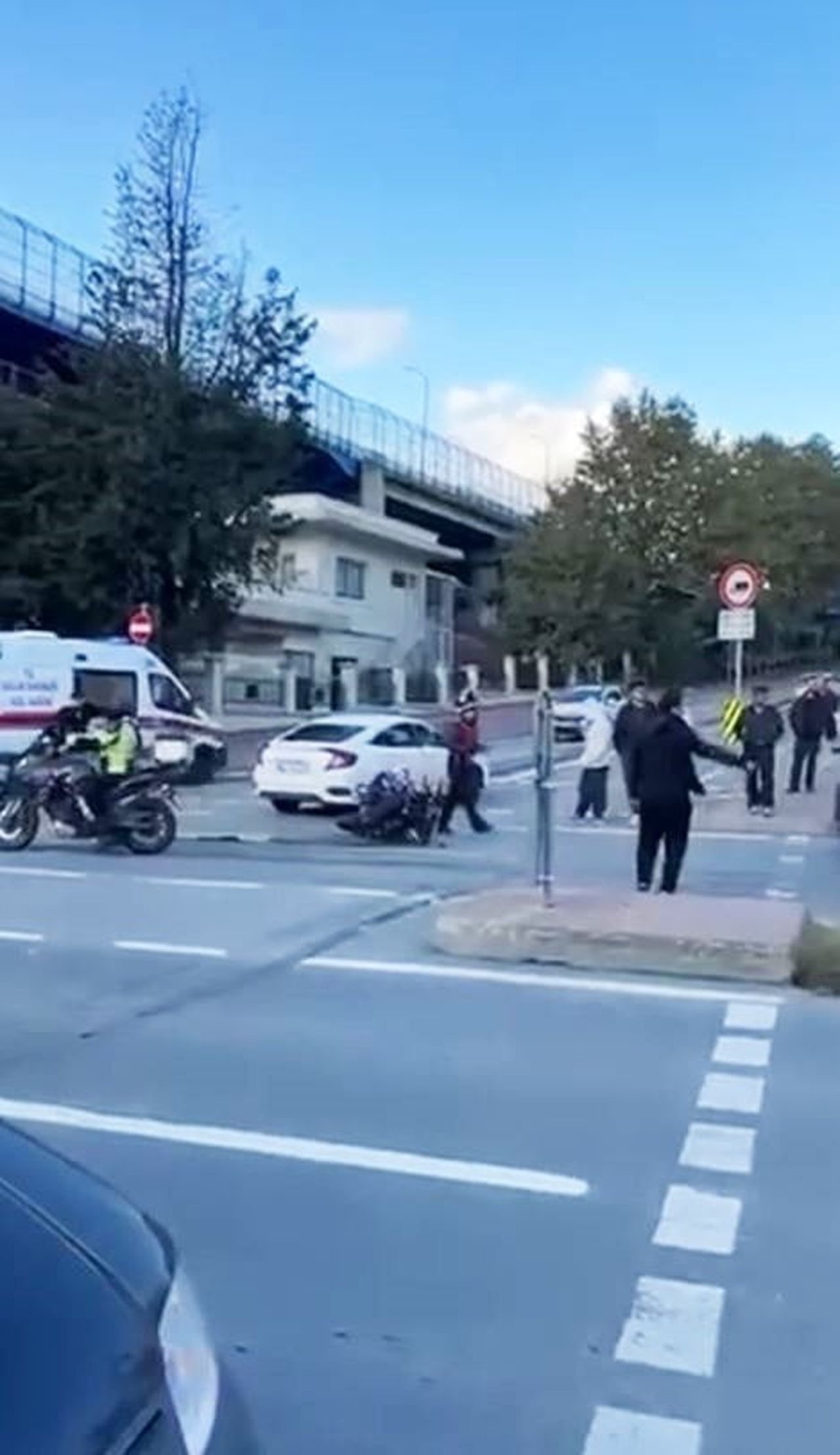 BEYOĞLU’NDA OTOMOBİL İLE MOTOSİKLETİN ÇARPIŞTIĞI KAZADA 1 KİŞİ YARALANDI. YARALI MOTOSİKLET...