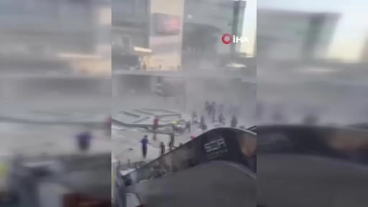 Mısır’ın başkenti Kahire’de bir alışveriş merkezinde meydana gelen patlama sonrasında çıkan yangın...