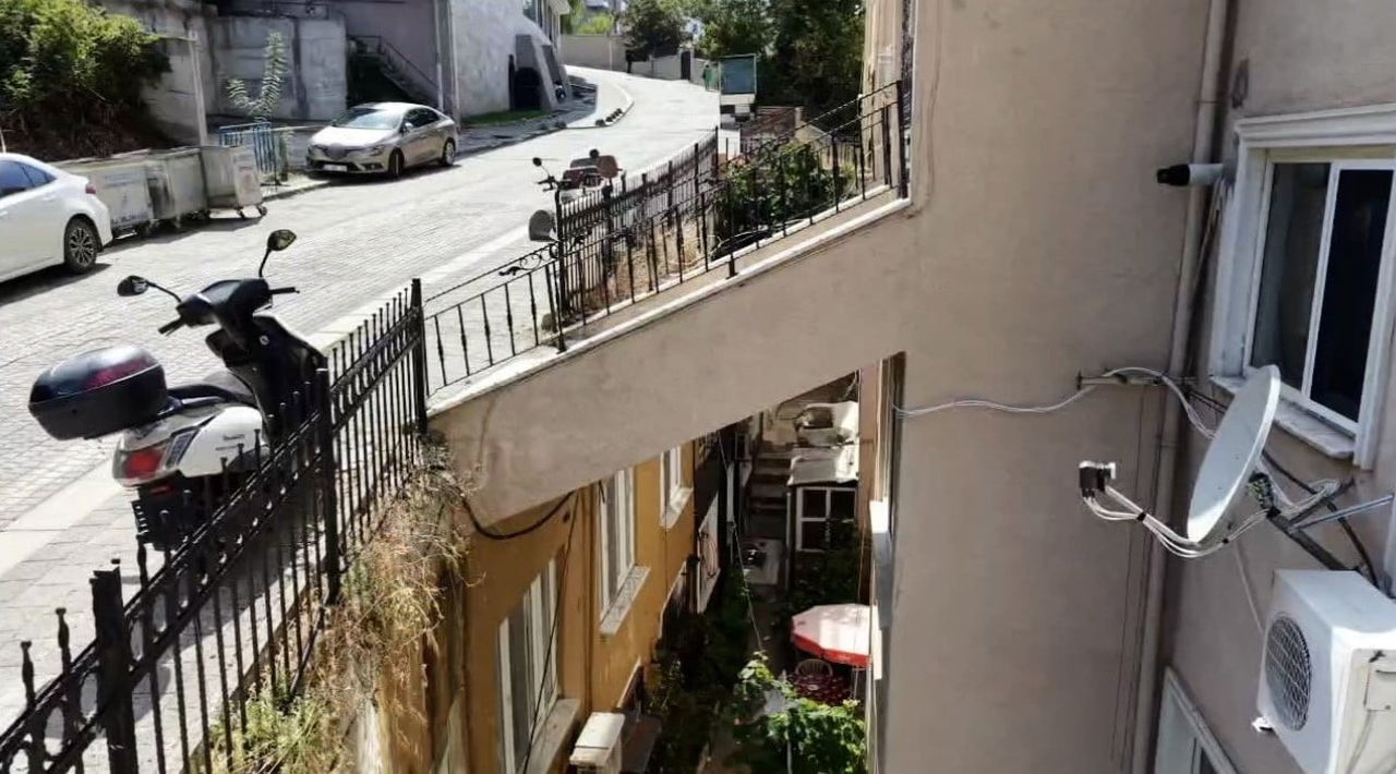 ŞİLE PLAJ YOLU CADDESİ'NDE İNŞA EDİLEN 2 KATLI BİNA, YAPILIŞ ŞEKLİ VE HEMEN ÜSTÜNDEN GEÇEN...