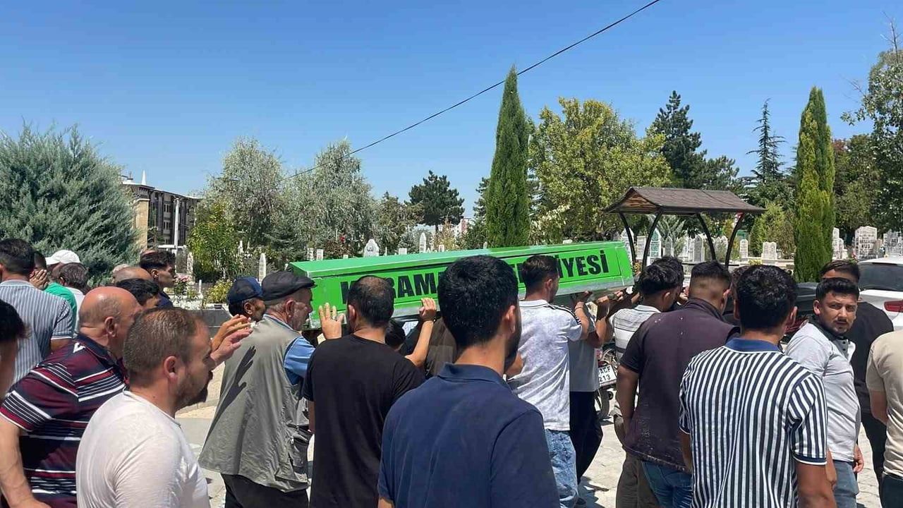 KARAMAN’DA MOTOSİKLETİN OTOMOBİLE OK GİBİ SAPLANDIĞI KAZADA HAYATINI KAYBEDEN 18 YAŞINDAKİ KEMAL...