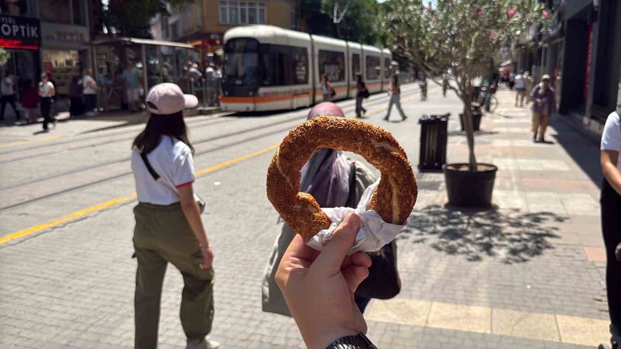 ESKİŞEHİR’İN MEŞHUR LEZZETLERİNDEN SİMİT, YAPILAN DEĞERLENDİRMELERDE 91 PUAN ALARAK TÜRKİYE’NİN EN...
