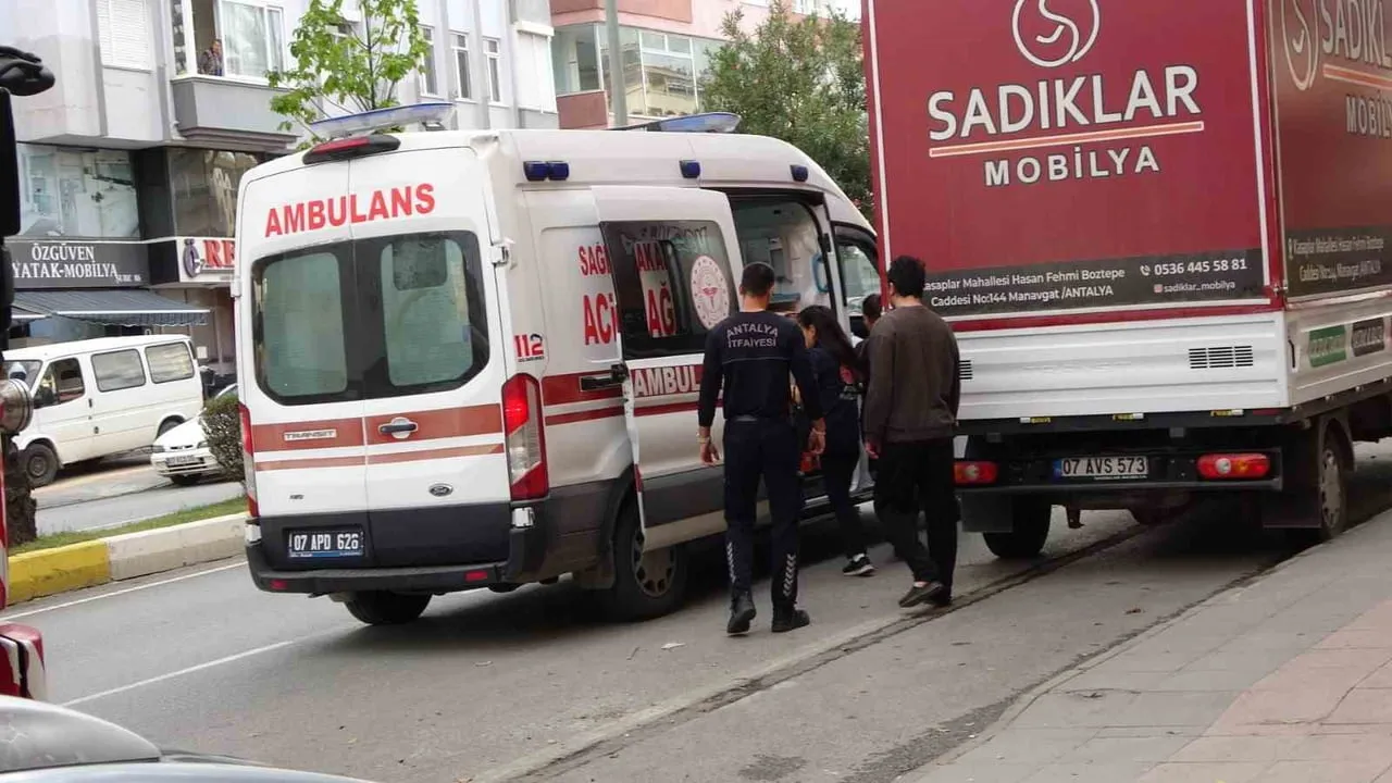EVE GİREN EKİPLER, GENCİN UYUYAKALDIĞINI BELİRLEDİ.