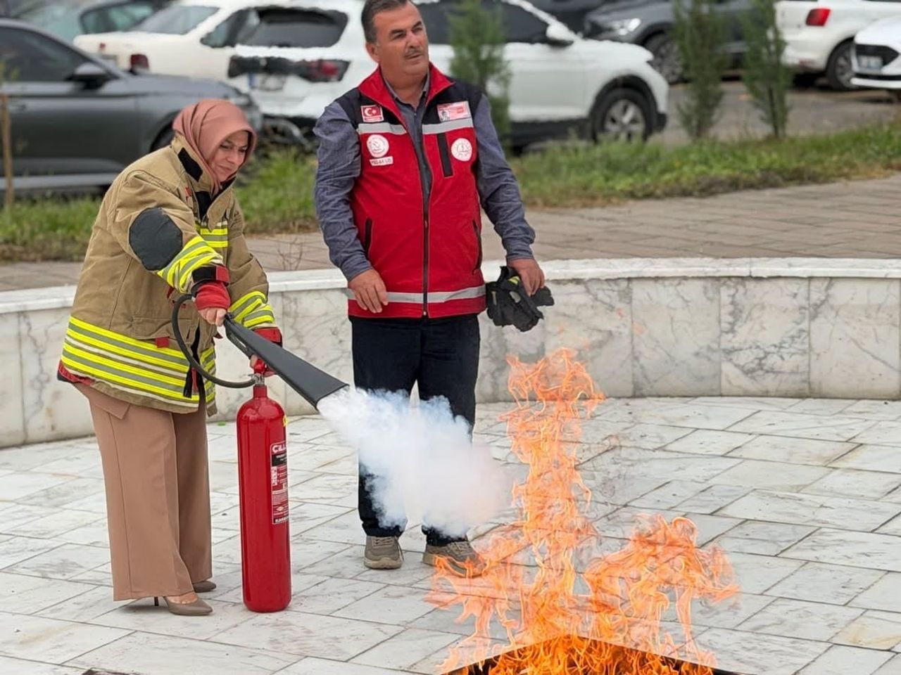 DÜZCE’DE VALİLİK KOORDİNASYONUNDA KURUM ÇALIŞANLARINA YÖNELİK YANGIN SÖNDÜRME EĞİTİMİ VE TATBİKATI...